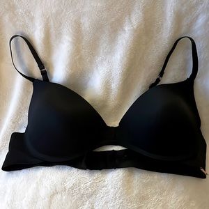 Daskin 36B black push up bra, adjustable strap, 2 hook clasp